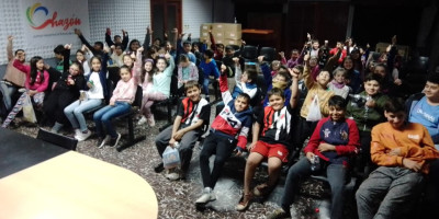 Niñas y niños de Chazón en la sala de Microcine Municipal